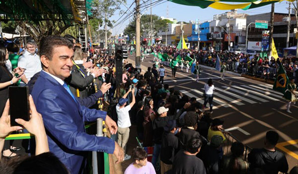 Do palanque oficial, autoridades do Executivo, Legislativo e Judiciário acompanharam a parada cívica– Fotos- A. Frota