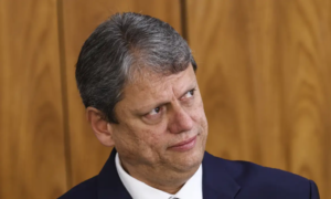 Nos bastidores, Tarcísio diz que está fora da disputa presidencial