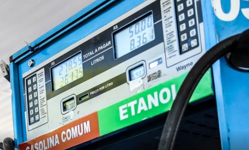 Petrobras reduz em 4,9% o preço da gasolina para distribuidoras