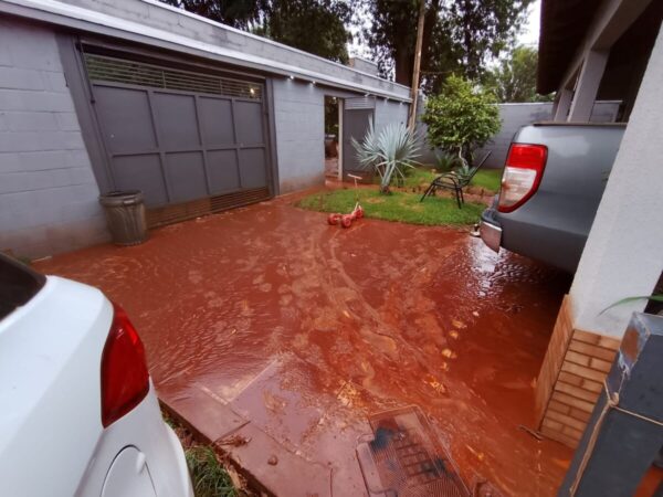 Defesa Civil de Dourados age após enxurrada invadir residências construídas abaixo do nível da rua