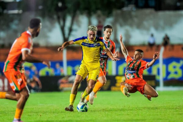 Naviraiense vence DAC e assume liderança do Campeonato Estadual