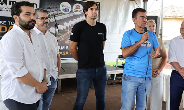 Durante entrega de moradias, prefeito destaca “parcerias que realizam sonhos”