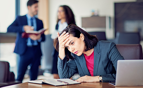 Afastamentos por transtornos mentais disparam no Brasil e acendem alerta sobre saúde mental no trabalho