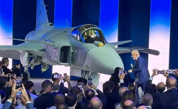 Primeiro caça supersônico feito no Brasil é apresentado pela Embraer