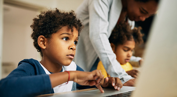 Educação midiática nas escolas é urgente, afirmam especialistas