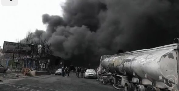 Céu escurece após explosões no Irã; alerta de chuva ácida é emitido