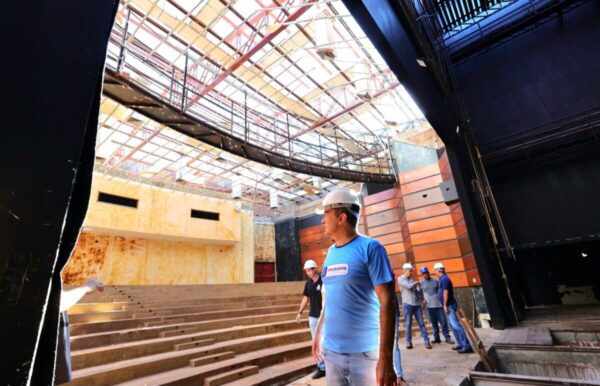 Reforma do Teatro Municipal avança e prefeito vistoria obras em Dourados