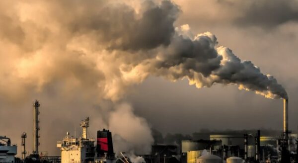 Petróleo dispara e supera US$ 115 com tensão no Oriente