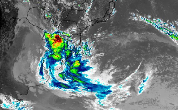 Ciclone chega ao litoral catarinense nesta terça