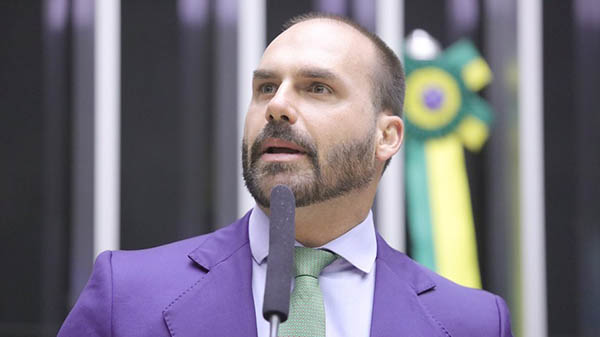 Moraes marca interrogatório de Eduardo Bolsonaro para 14 de abril