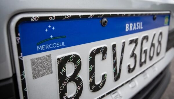 Entenda o projeto que pode mudar placas de veículos no Brasil