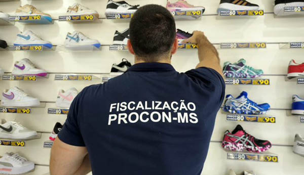 Mais de mil pares de tênis falsificados são apreendidos pelo Procon em Campo Grande