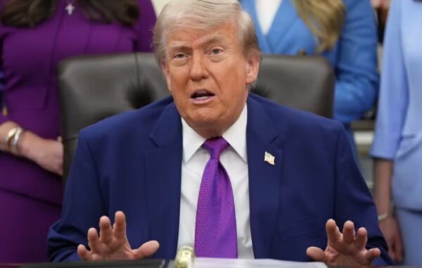 Trump chama proposta do Irã de estúpida e diz que cessar-fogo está por um fio