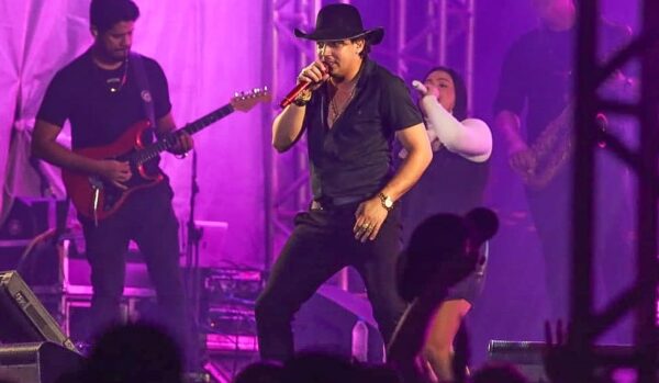 Show de Natanzinho Lima fecha da 60ª Expoagro com chave de ouro