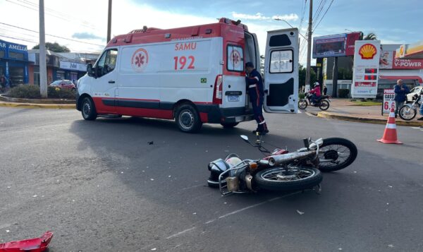 Colisão entre táxi e motocicleta do PY deixa casal ferido na Marcelino
