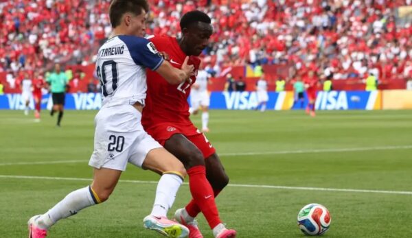Canadá empata com a Bósnia na estreia em casa
