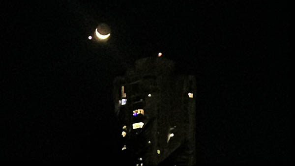 Brilho de Vênus ao lado da Lua chama atenção na noite de hoje