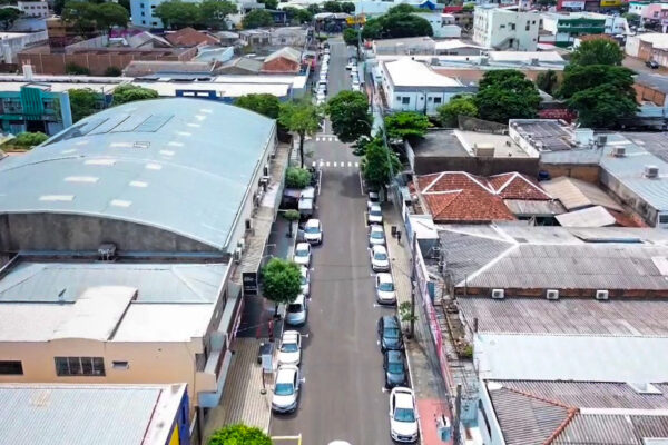 Prefeitura e ACEN discutem estacionamento rotativo gratuito no centro de Naviraí