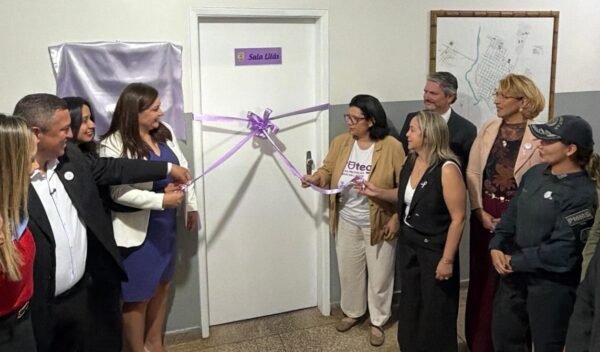 Lia defende atendimento 24 horas para mulheres durante lançamento da Sala Lilás