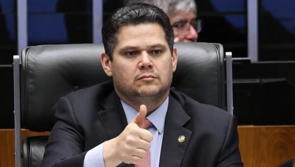 Alcolumbre sugere “melhorar” 6×1 e quer passar PEC por comissões