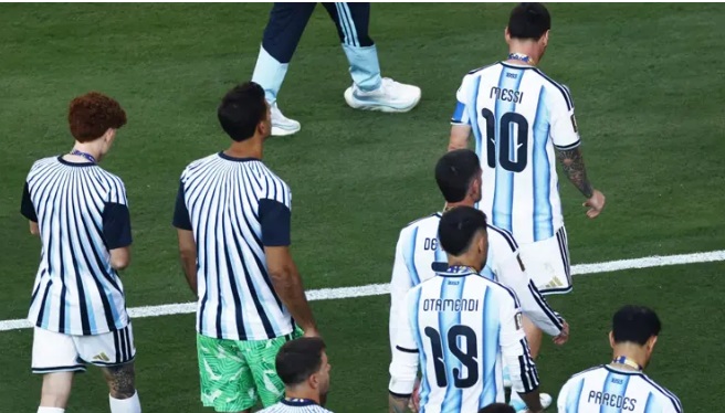 Argentina vira as costas para a Espanha durante entrega da taça