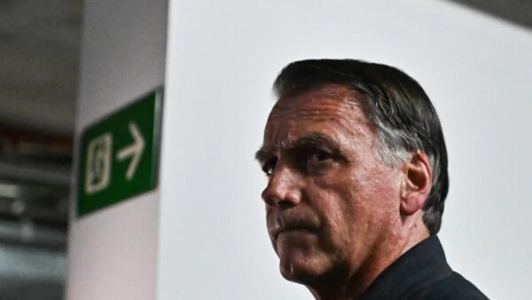 PF faz buscas na casa de Bolsonaro à procura de armas e munição