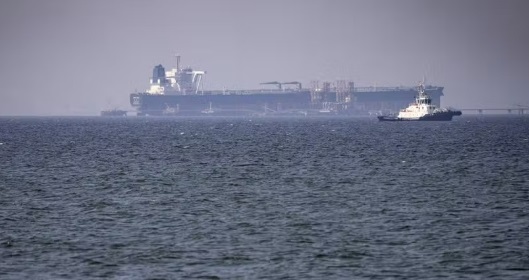 Petróleo bate os US$ 100 com escalada da guerra entre EUA e Irã
