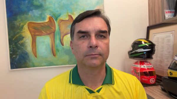 Flávio Bolsonaro apaga vídeo de carta e STF certifica sumiço