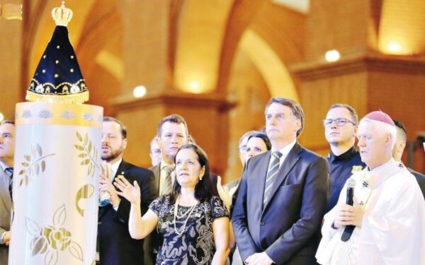 Por que a imagem de Jair Bolsonaro com evangélicos não cola em Flávio