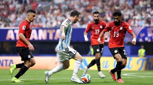 Messi perde pênalti, mas ressurge e Argentina vira sobre o Egito