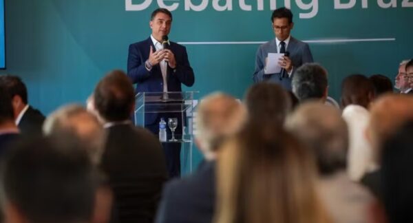 Flávio Bolsonaro repete discurso do pai sobre urnas e amplia desafios na campanha