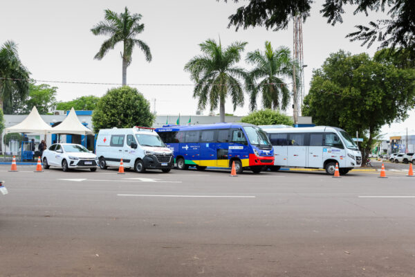 Saúde de Naviraí recebe dois ônibus, uma ambulância e equipamentos