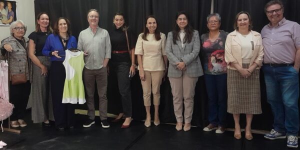 Ceia inaugura sala de dança feita com doação do Leilodom