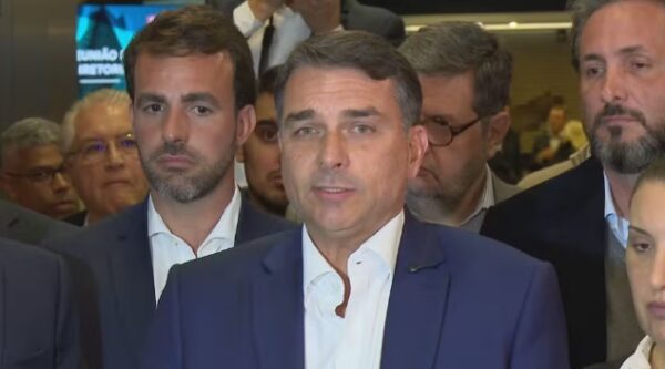 Flávio se irrita ao ser perguntado se vai mostrar contrato de ‘Dark Horse’