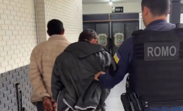 Guarda Municipal prende dois foragidos da Justiça e apreende arma de fogo