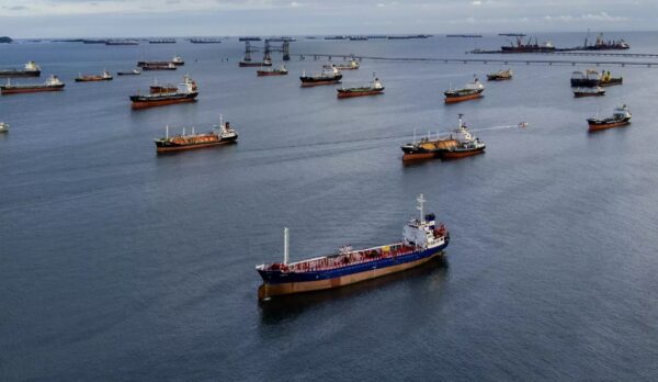 Situação das negociações entre EUA e Irã é incerta após navio ser atingido no Estreito de Ormuz
