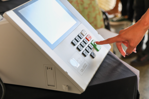 Assédio eleitoral ganha atenção nas Eleições 2026; Chefe não escolhe voto