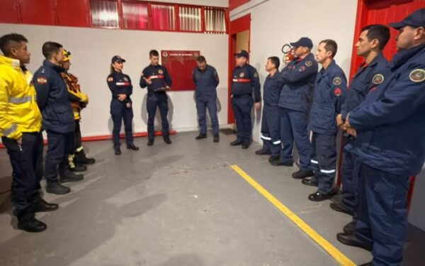 Bombeiros reforçam buscas por helicóptero com o cantor Rick