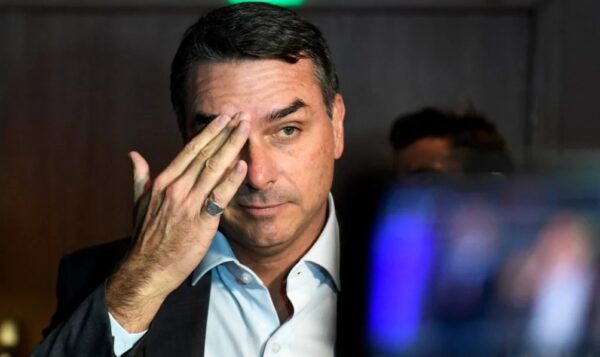 Flávio viajou em 2025 em avião de Vorcaro e de advogado investigado por desvios no INSS