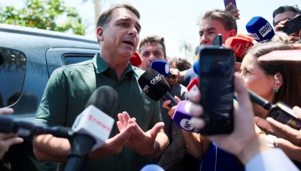 Flávio Bolsonaro muda posição e diz que votará a favor do fim da escala 6×1