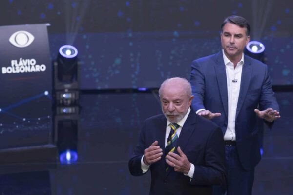 Flávio Bolsonaro treinou aparições atrás de Lula com marqueteiro, Marçal e Nikolas