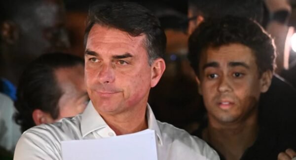 PF apura se Flávio Bolsonaro deixou o Brasil pela fronteira com a Argentina