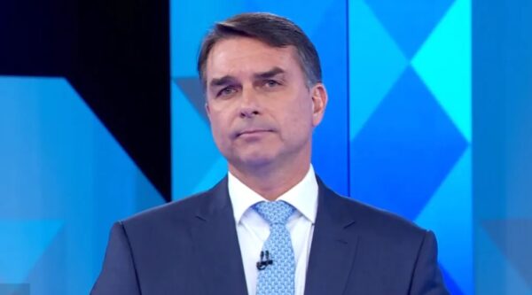 Moraes manda Flávio Bolsonaro entregar passaporte e o proíbe de deixar o país