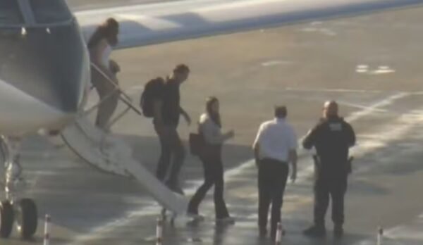 Flávio Bolsonaro e família desembarcam em aeroporto dos EUA após fuga do Brasil