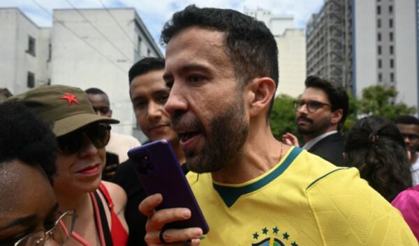 Recuperado, Janones anuncia que fará live de 24 horas após debate da TV Globo