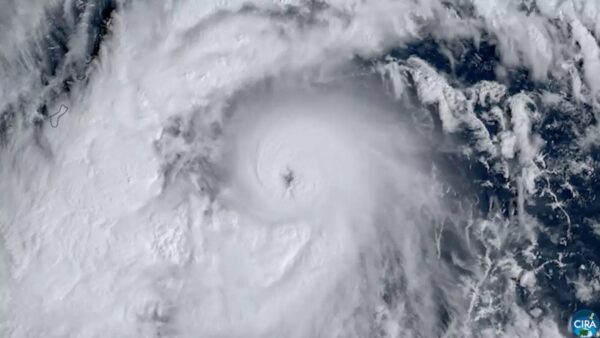 ‘Ciclone monstro’ chega a 296 km/h e forma olho gigante no Oceano Pacífico
